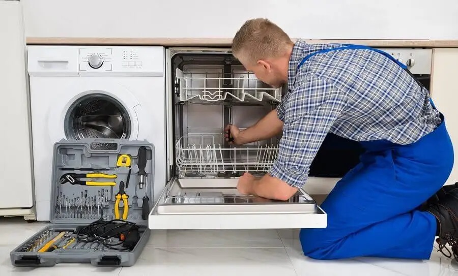 Başiskele İmmergas servisi teknisyen ekibi beyaz eşya tamiri yaparken